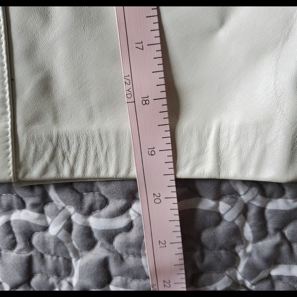 Gorgeous off white vintage Danier leather mini skirt. - Picture 9 of 9